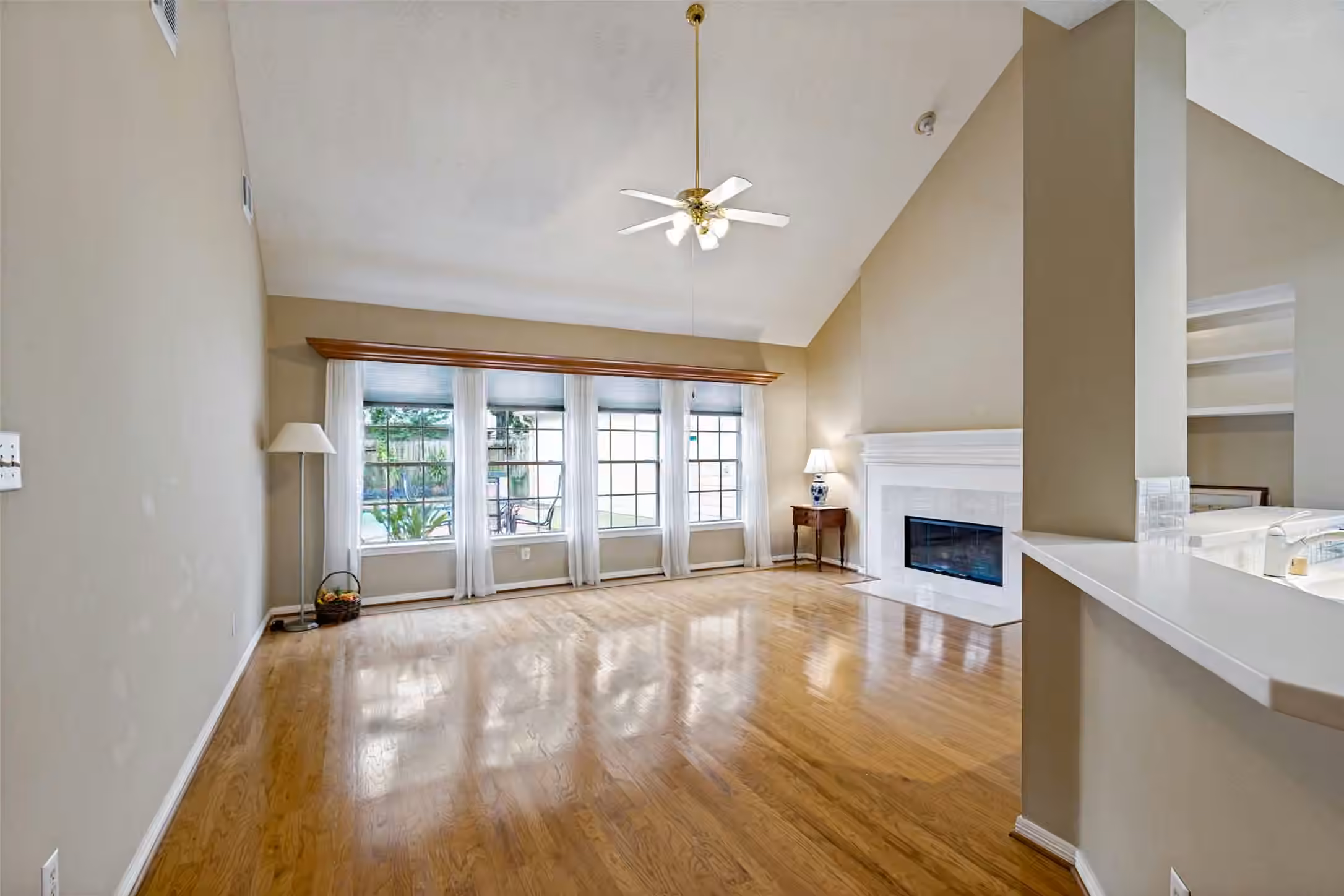 Photo 5 of 9407 Walnut Brook Court, Houston, TX