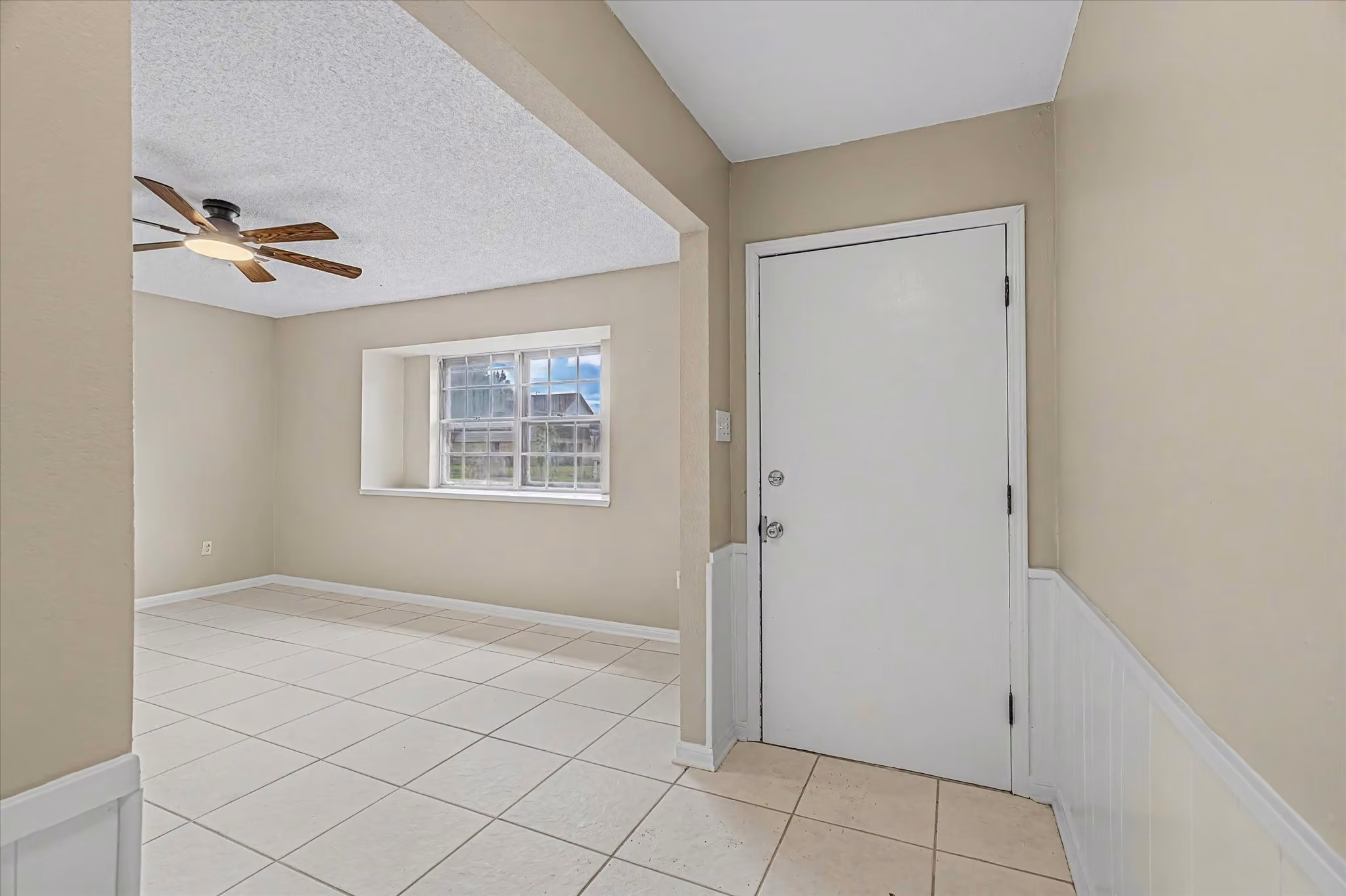 Photo 5 of 110 Mockingbird Lane, Clute, TX