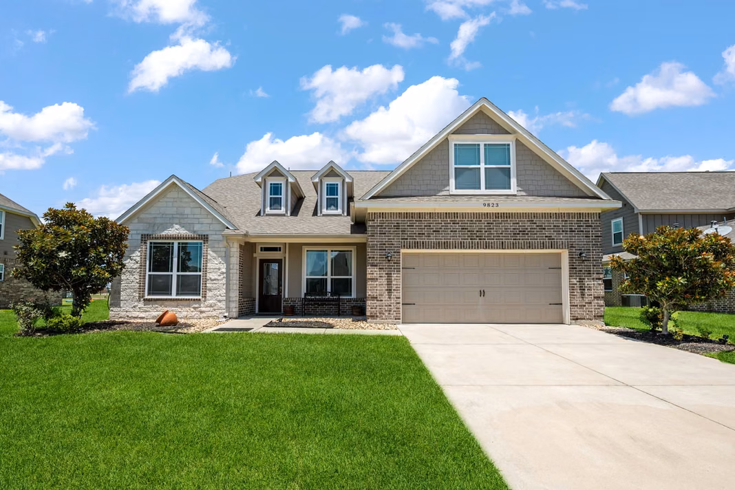Photo of 9823 Oaklawn Drive, Mont Belvieu, TX