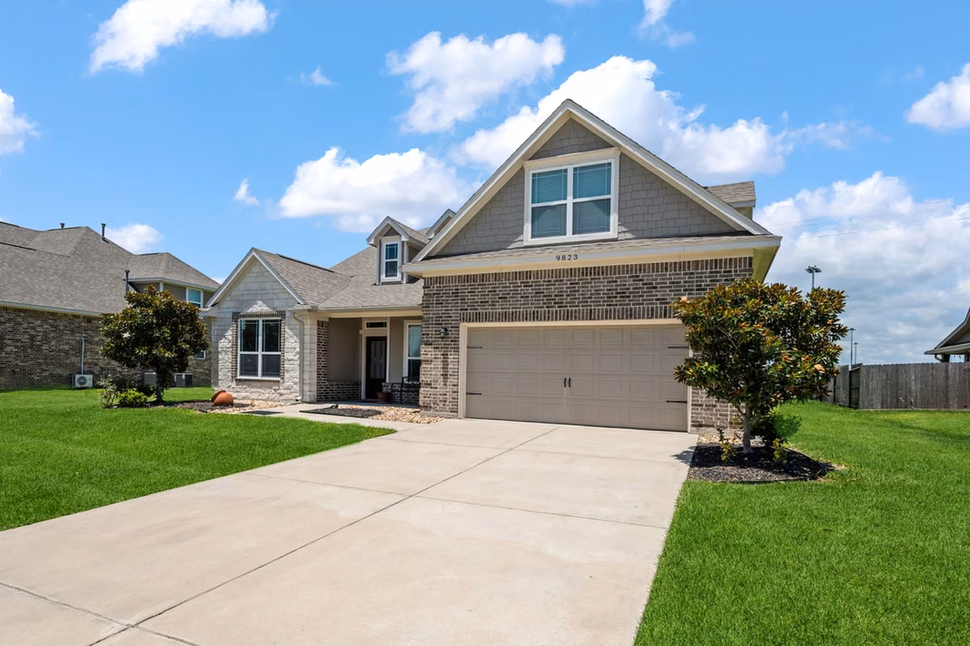 Photo 3 of 9823 Oaklawn Drive, Mont Belvieu, TX
