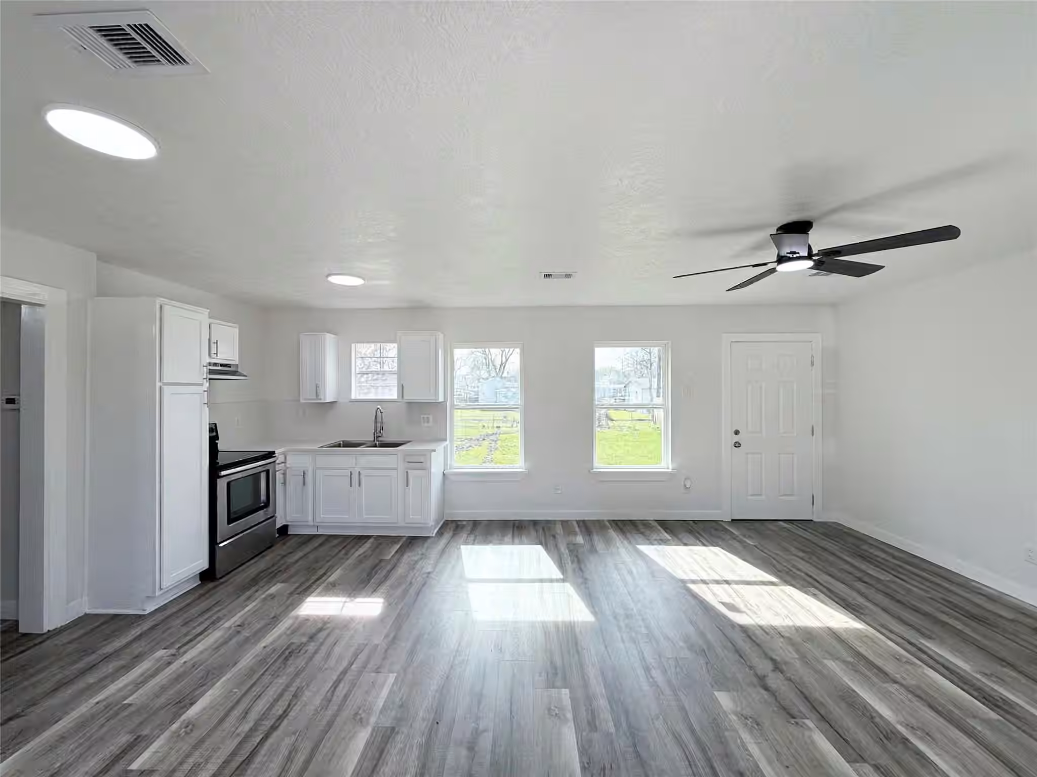 Photo 2 of 506 S Iowa Street, La Porte, TX