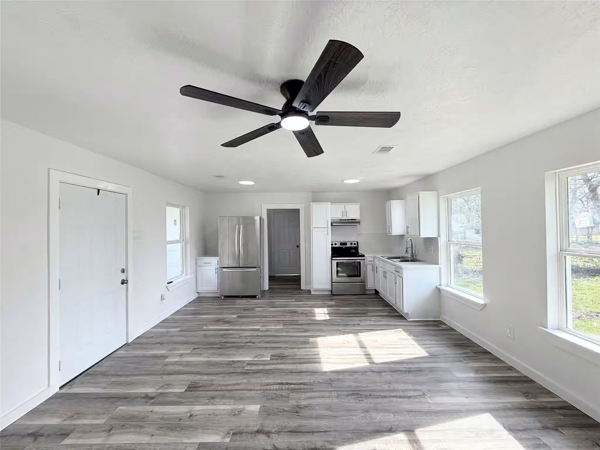Photo 3 of 506 S Iowa Street, La Porte, TX