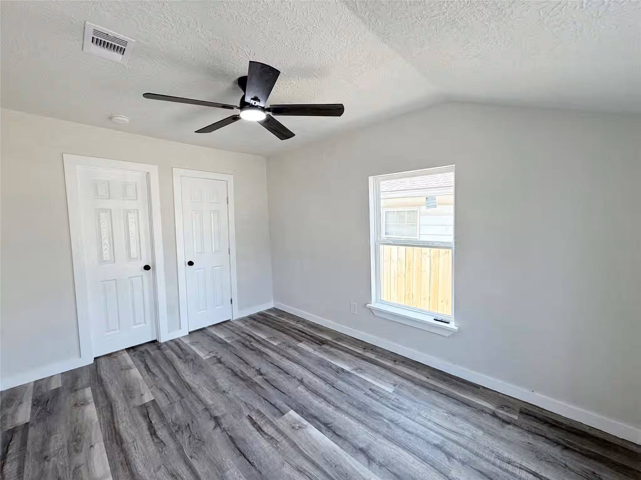 Photo 5 of 506 S Iowa Street, La Porte, TX