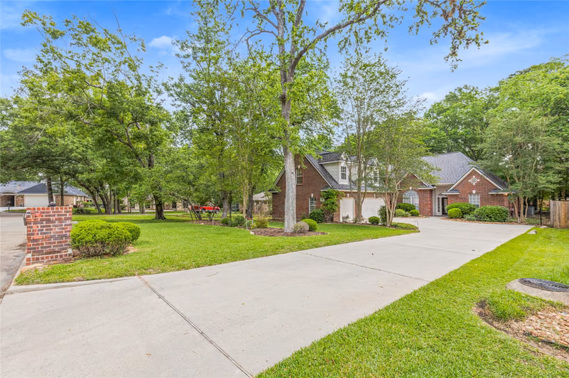 Photo 3 of 106 Lazy Springs Drive, Conroe, TX