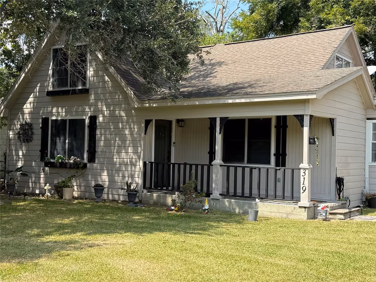 Photo of 319 E Walnut, Winnie, TX