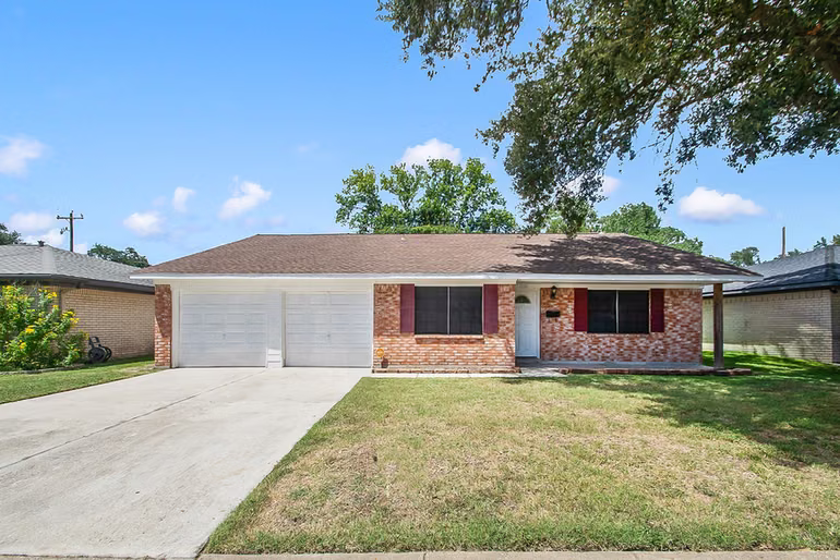 Photo 4 of 1104 E 13th Street, Deer Park, TX