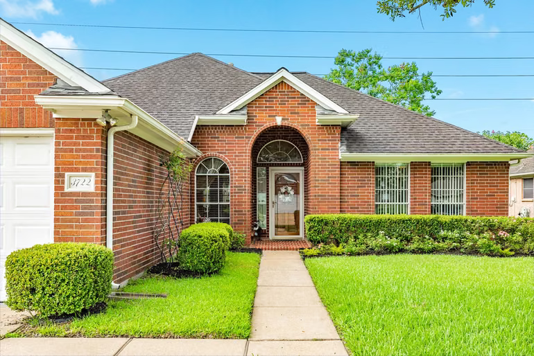 Photo 2 of 3722 S Peach Hollow Circle, Pearland, TX