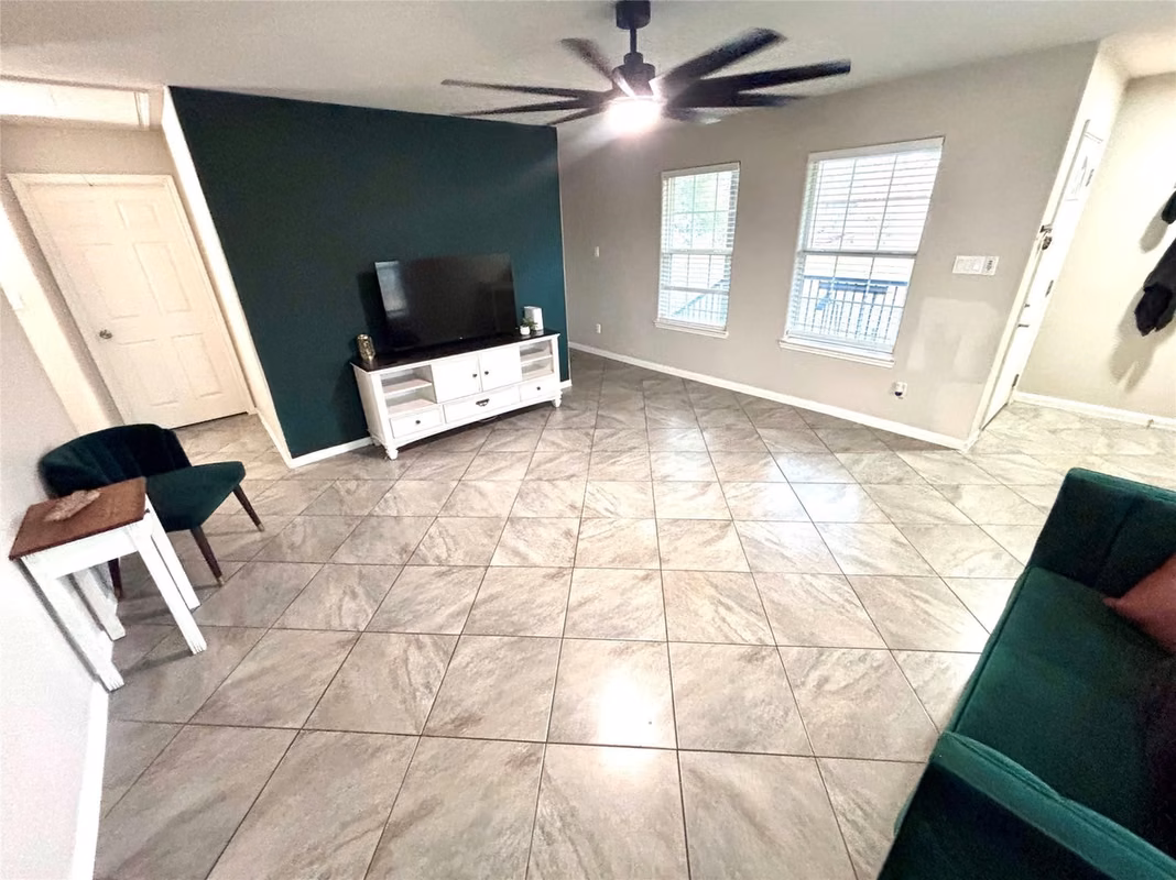 Photo 4 of 910 Rosewick Street, Houston, TX