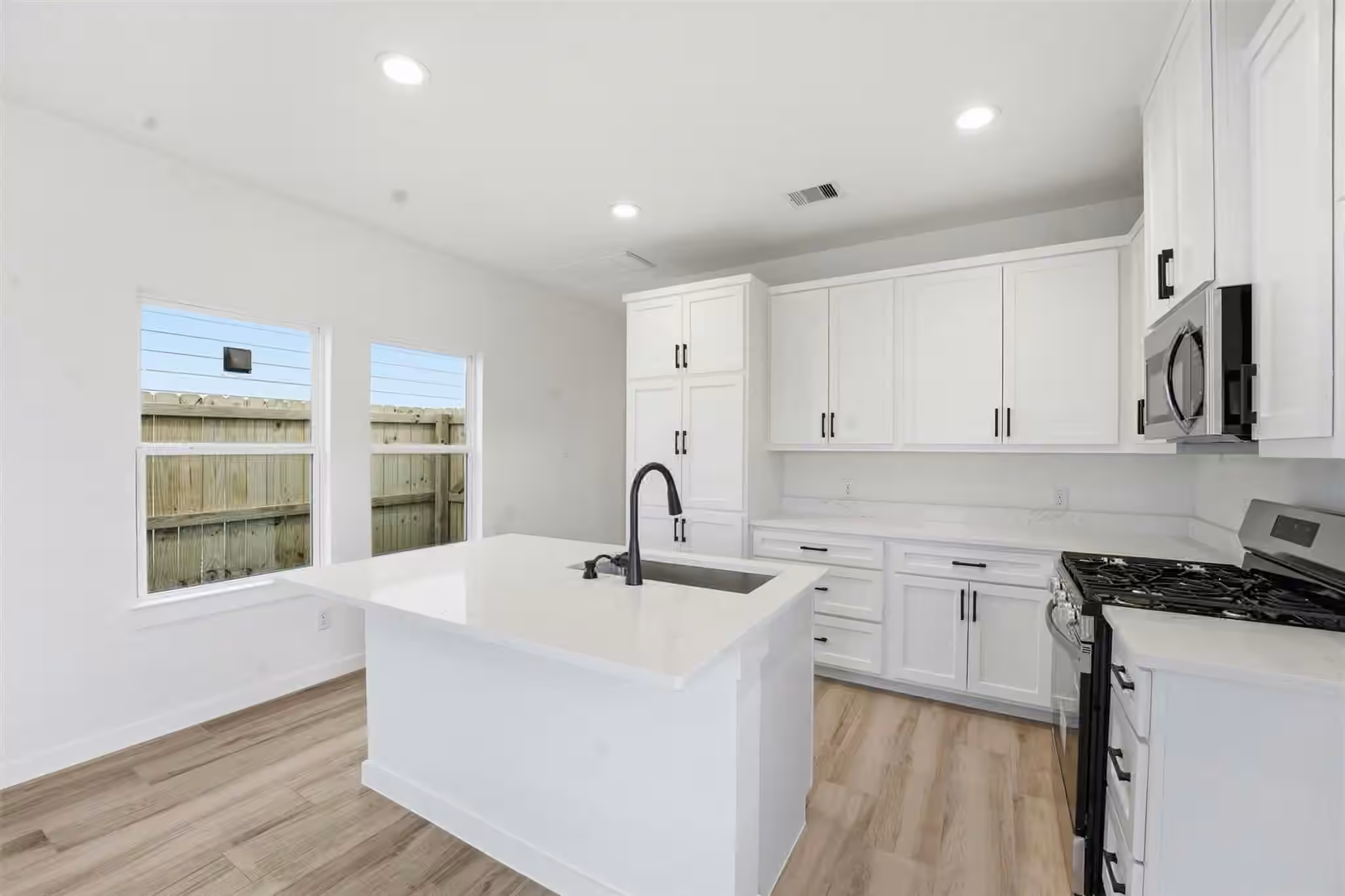 Photo of 530 N 4th Street, La Porte, TX 77571