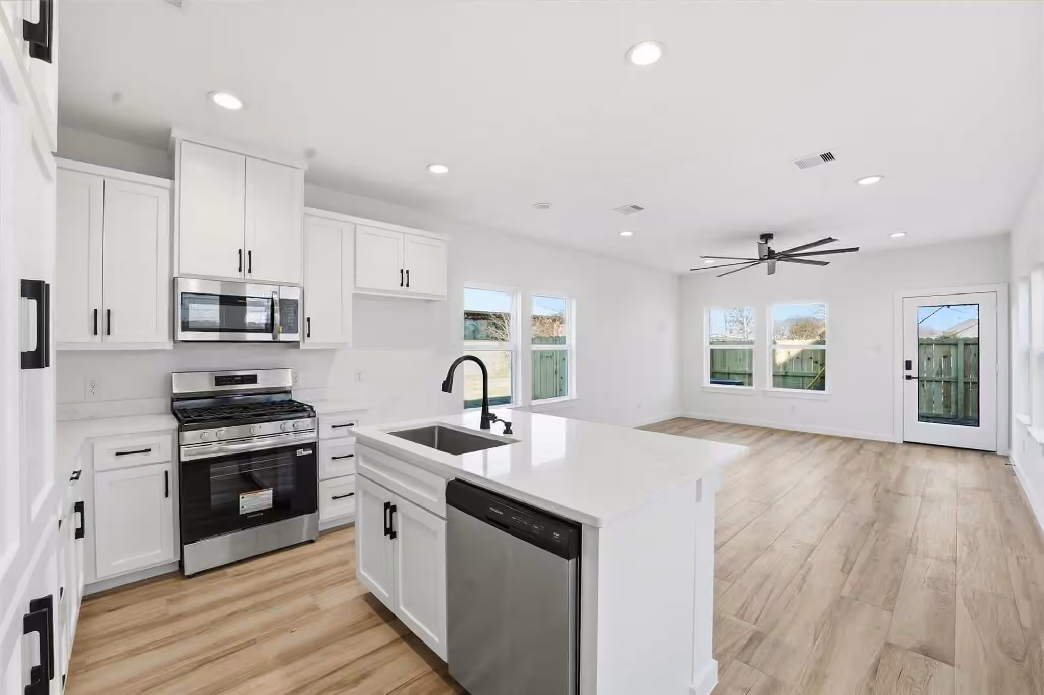 Photo 3 of 530 N 4th Street, La Porte, TX