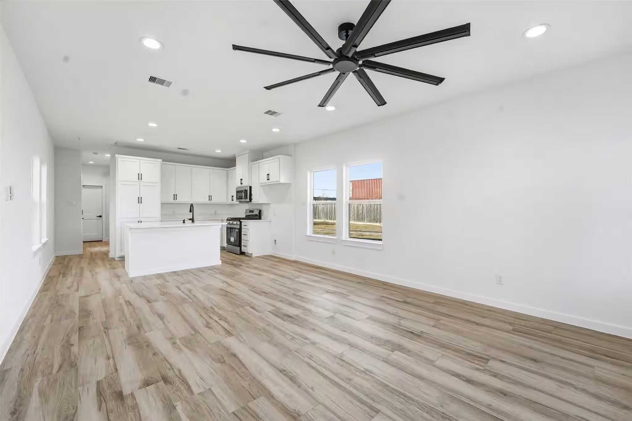 Photo 5 of 530 N 4th Street, La Porte, TX