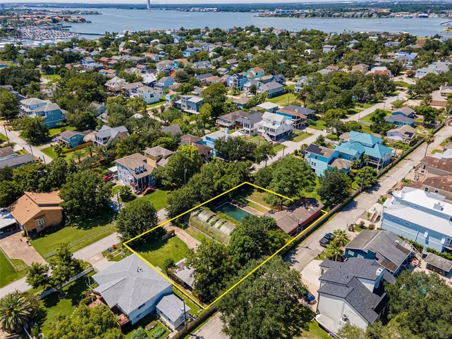 Photo 2 of 631 E Shore Drive, Clear Lake Shores, TX