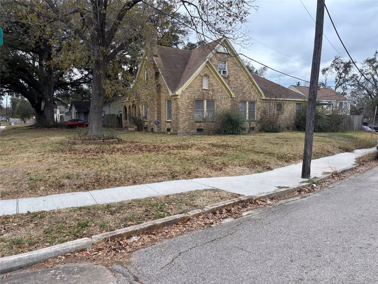 Photo 2 of 203 W Park Lane, Pasadena, TX