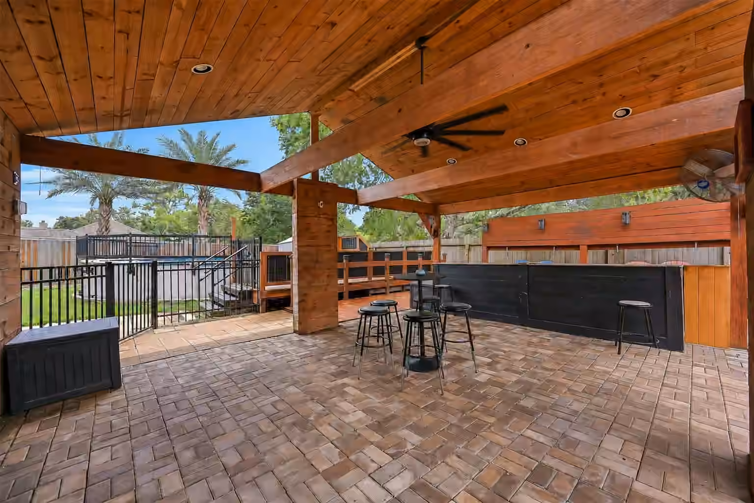 Photo 2 of 1018 Londonderry Avenue, Friendswood, TX