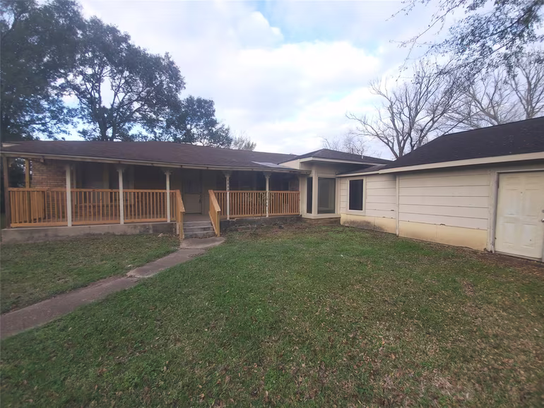 Photo 3 of 1233 Caldwell Road, Angleton, TX