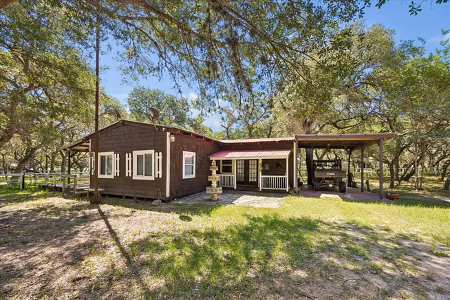 Photo of 302 Bluebonnet Bend, Sheridan, TX