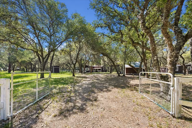 Photo 4 of 302 Bluebonnet Bend, Sheridan, TX