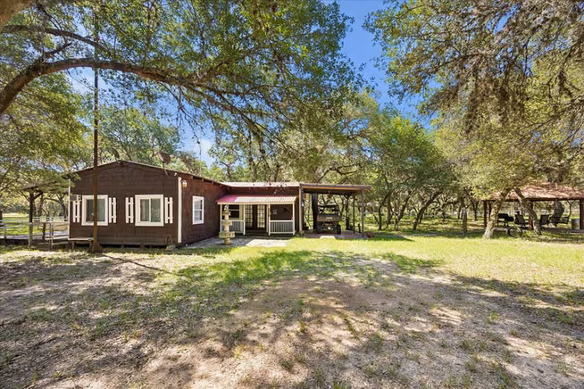 Photo 5 of 302 Bluebonnet Bend, Sheridan, TX