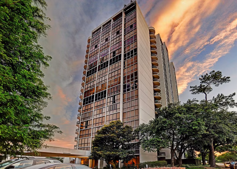 Photo 2 of 5001 WOODWAY Drive PH2, Houston, TX