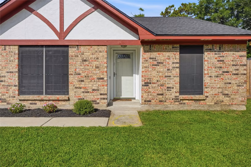 Photo 3 of 4850 Kentington Drive, Alvin, TX