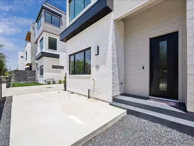 Photo 3 of 727 W 21st Street, Houston, TX