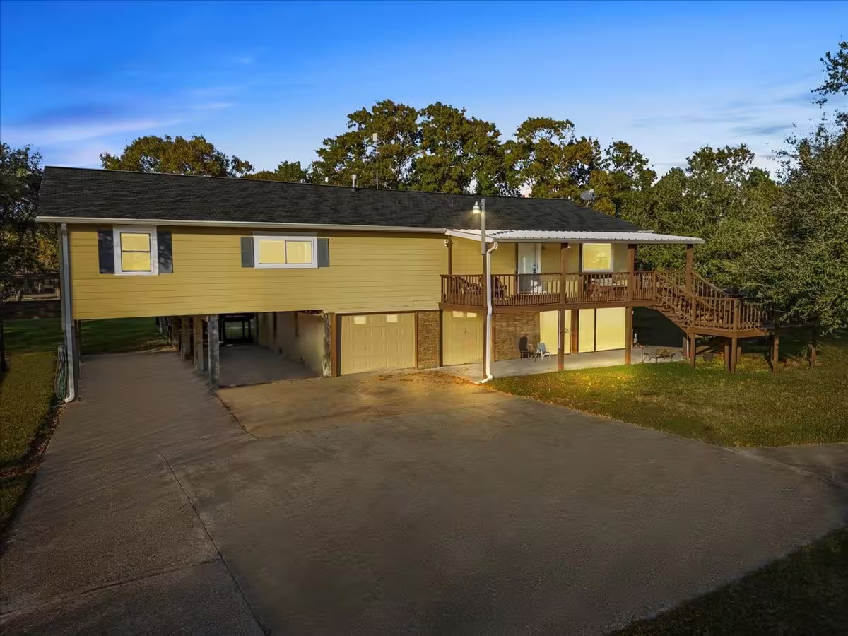 Photo of 603 Shady Glen Drive, Anahuac, TX