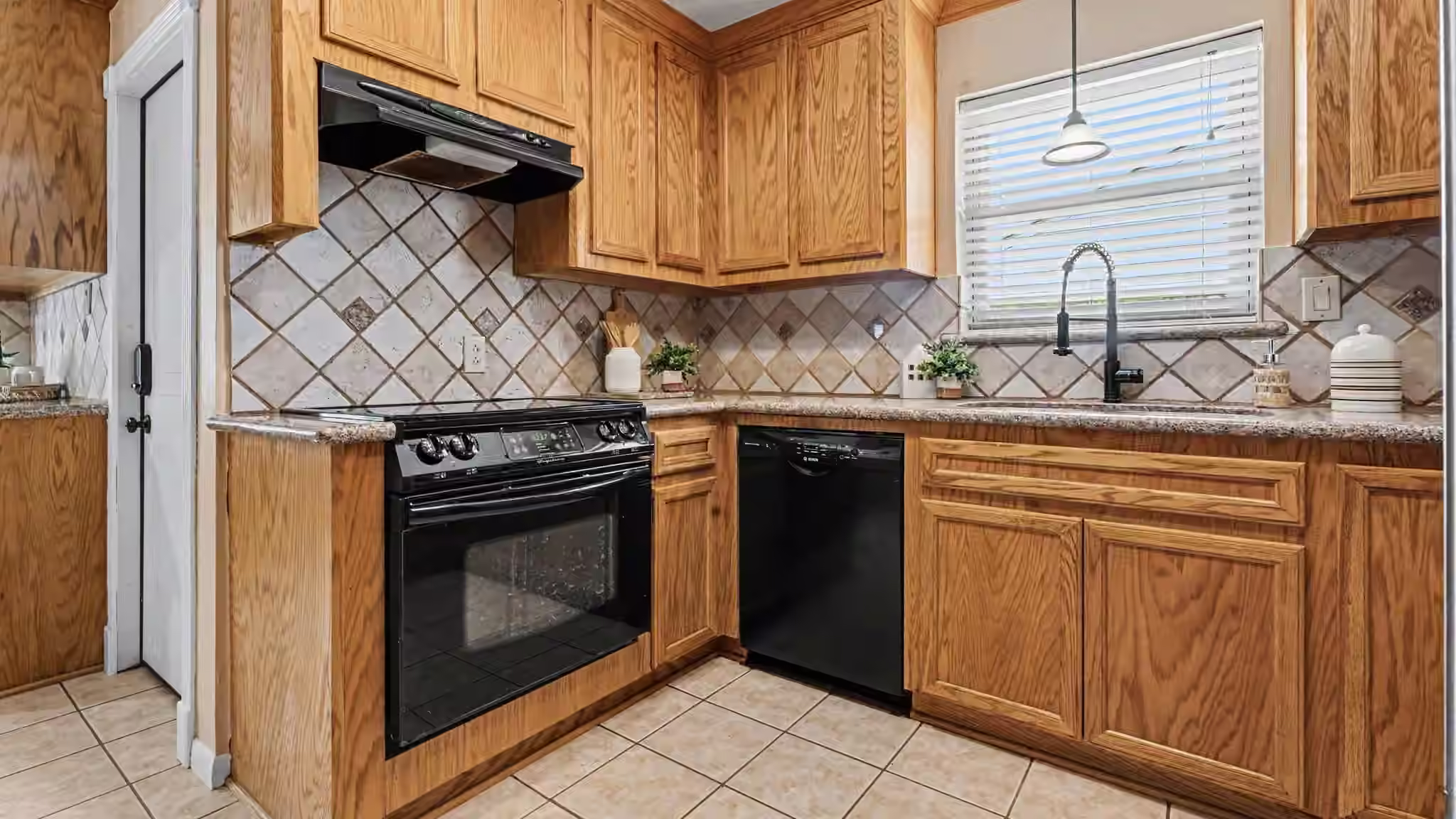 Photo 5 of 15914 Dunmoor Drive, Houston, TX