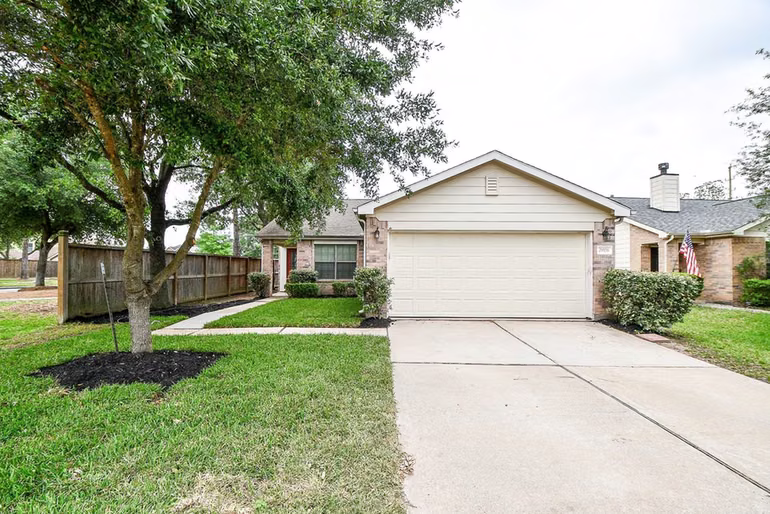 Photo 2 of 29530 Legends Glen Drive, Spring, TX