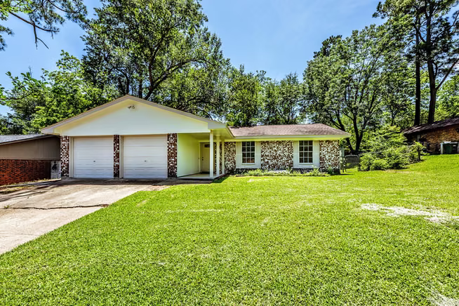 Photo of 2615 Chimney Rock, Huntsville, TX