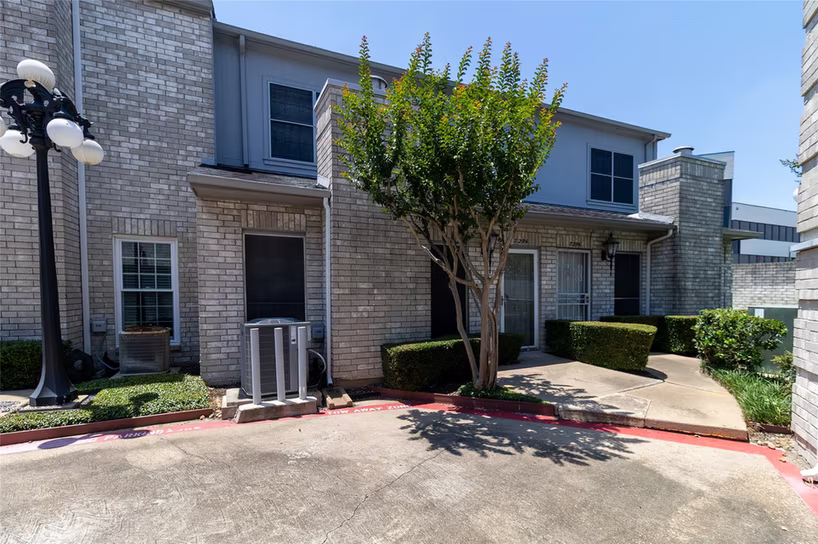 Photo 2 of 7294 Regency Square Ct, Houston, TX
