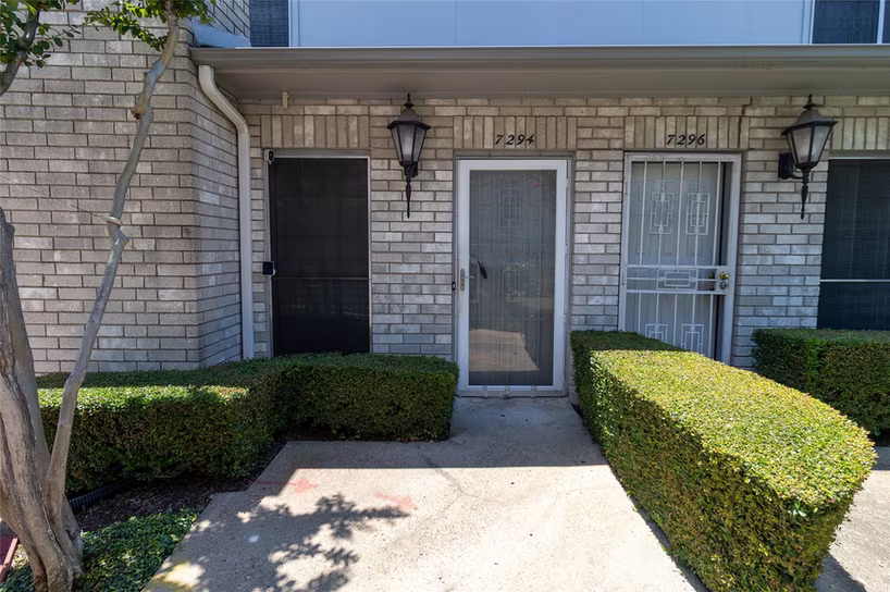 Photo 3 of 7294 Regency Square Ct, Houston, TX