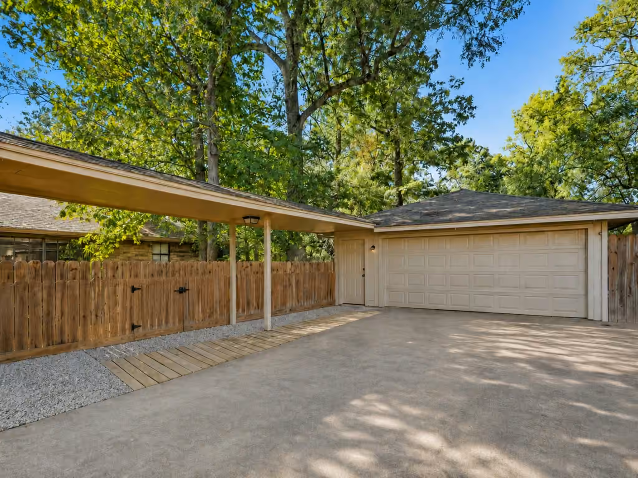 Photo 3 of 208 Cliffbrook Lane, Cleveland, TX