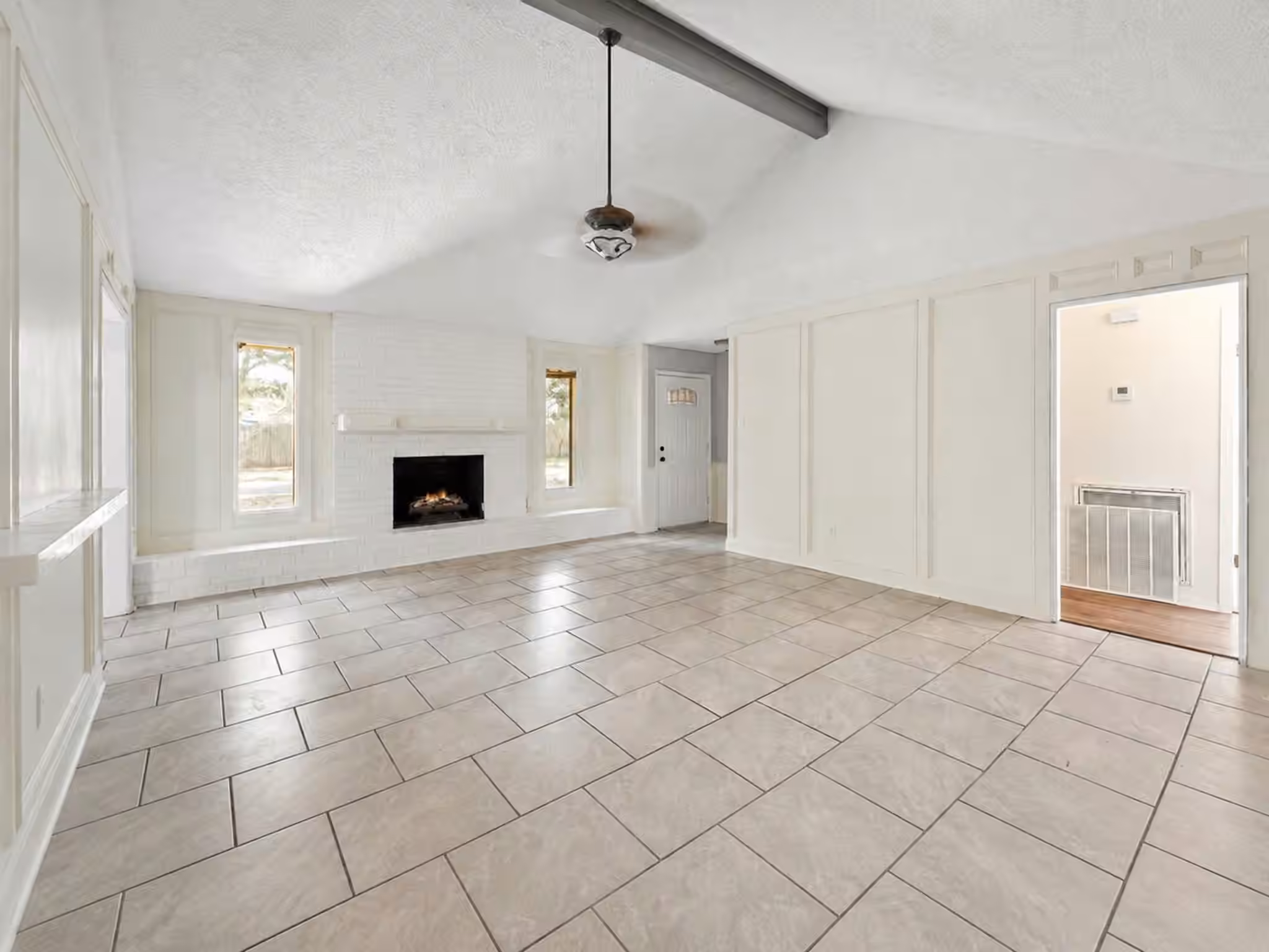 Photo 4 of 208 Cliffbrook Lane, Cleveland, TX