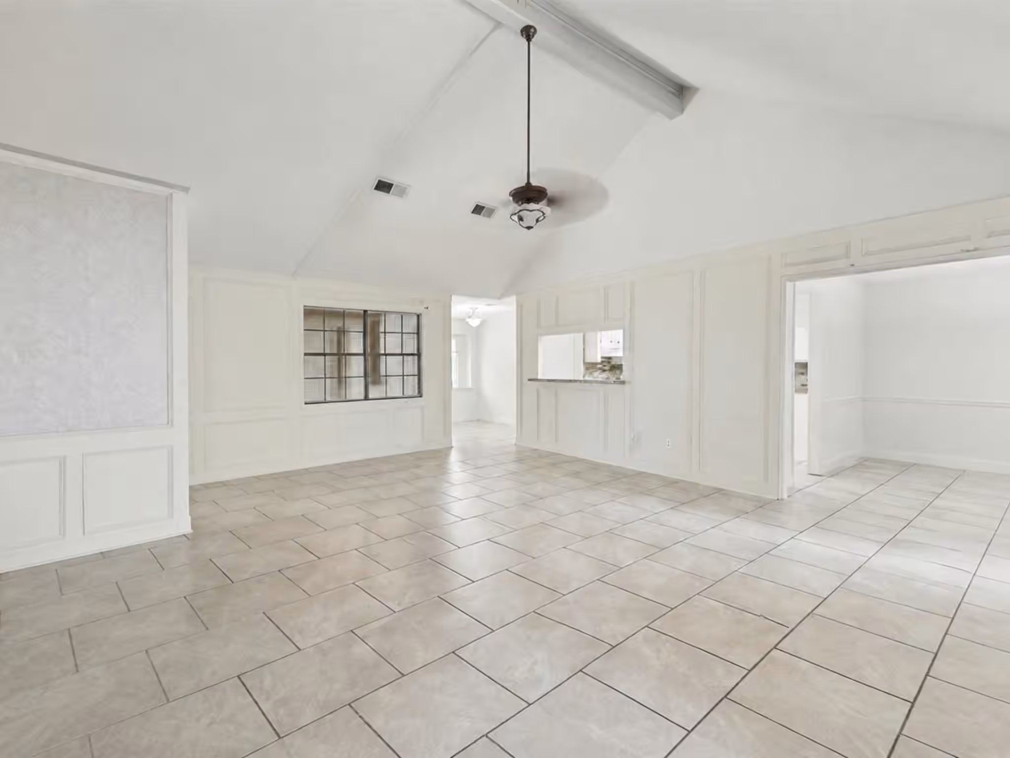 Photo 5 of 208 Cliffbrook Lane, Cleveland, TX