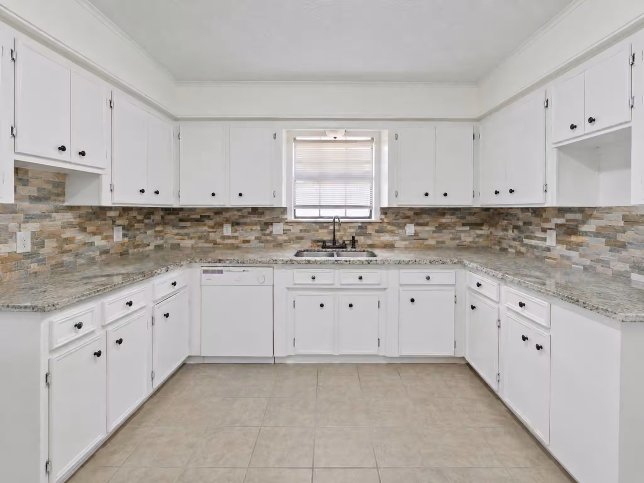 Photo 6 of 208 Cliffbrook Lane, Cleveland, TX