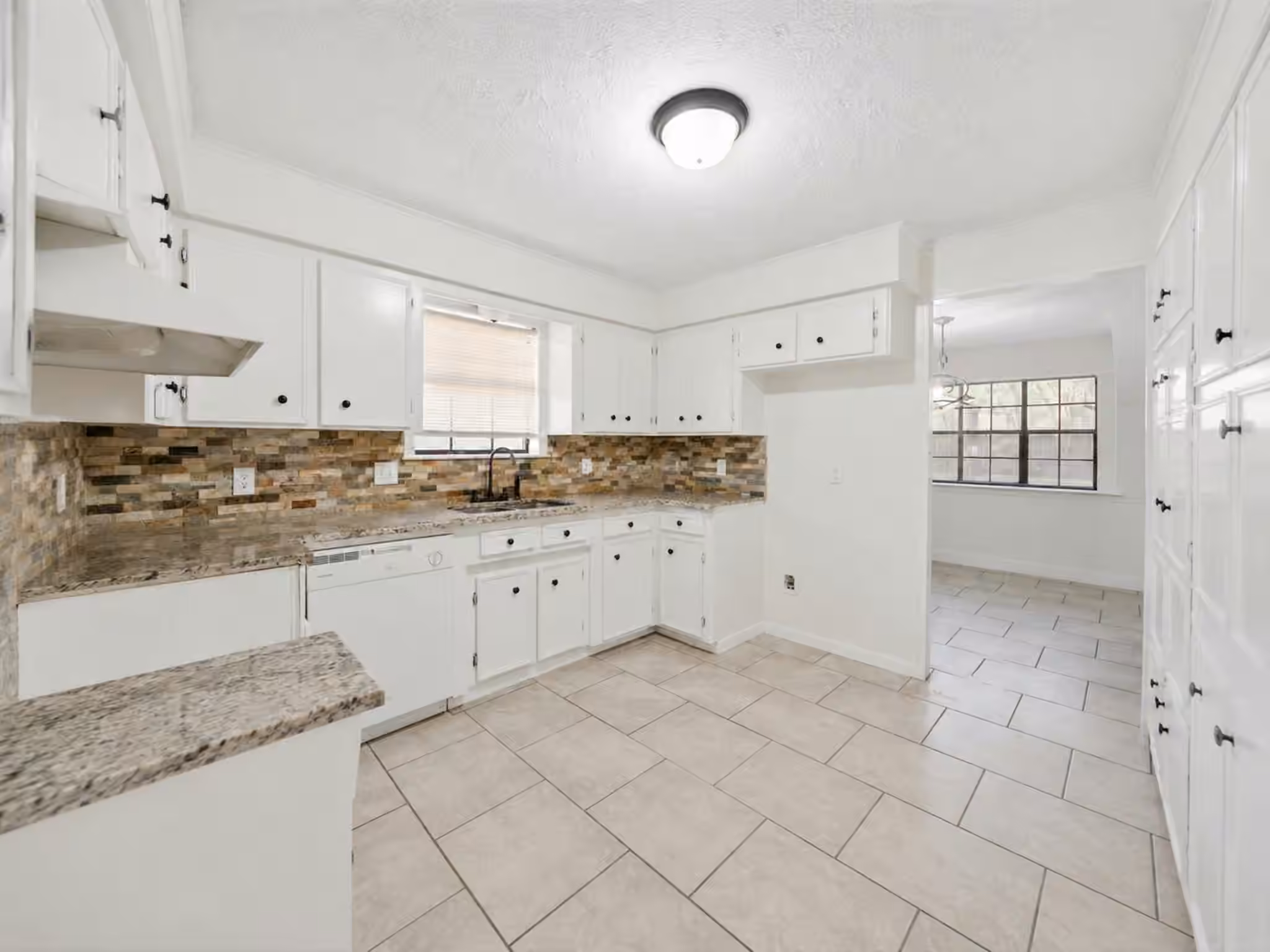 Photo 7 of 208 Cliffbrook Lane, Cleveland, TX