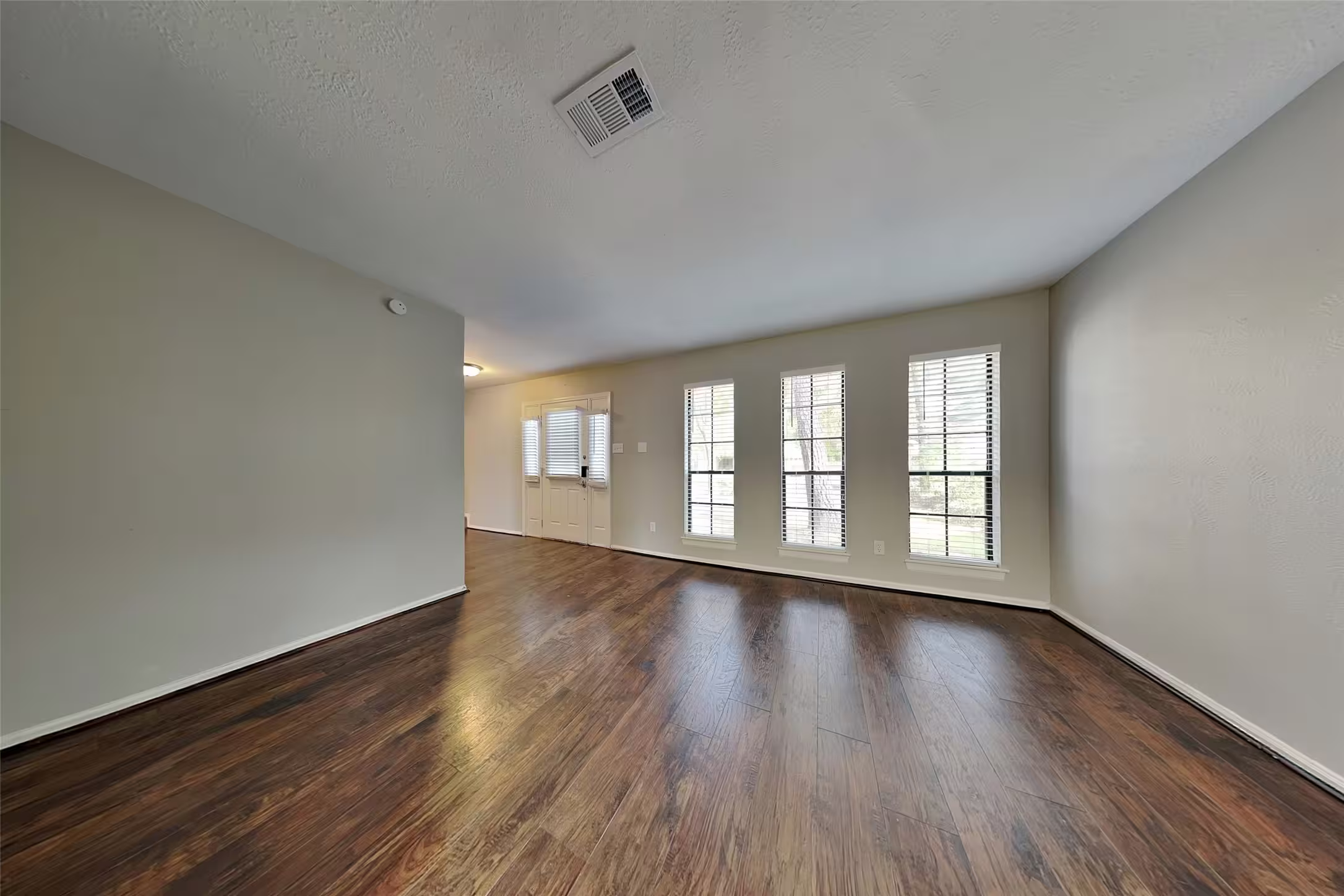 Photo 2 of 134 E Pathfinders Circle, The Woodlands, TX