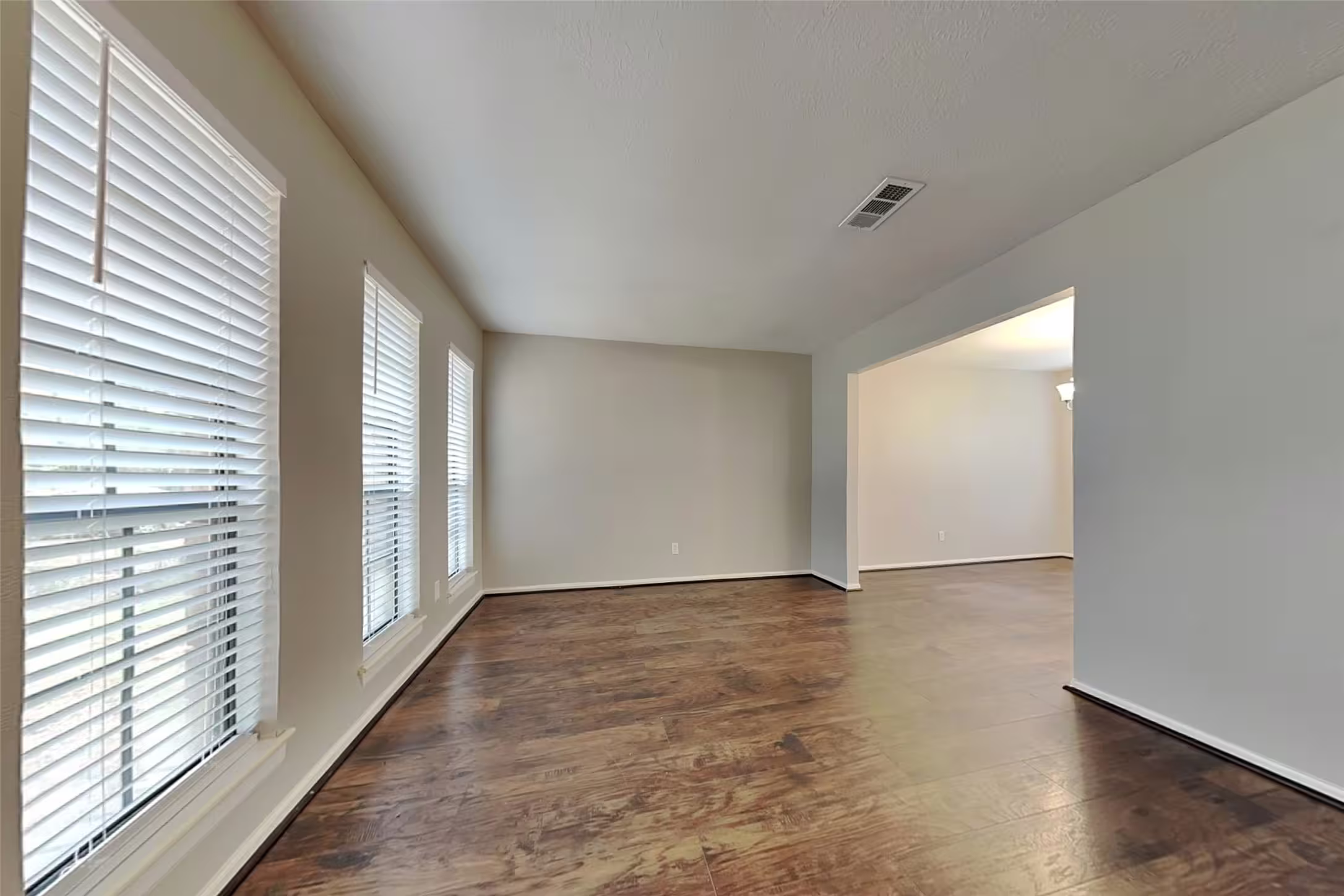 Photo 4 of 134 E Pathfinders Circle, The Woodlands, TX
