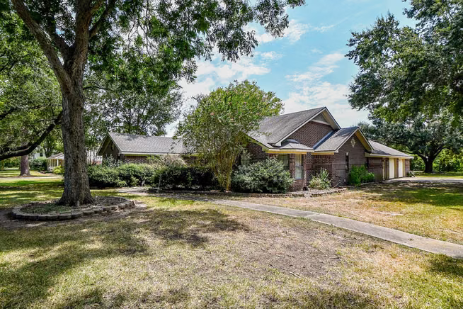 Photo 3 of 25121 Lakeview Road, Katy, TX