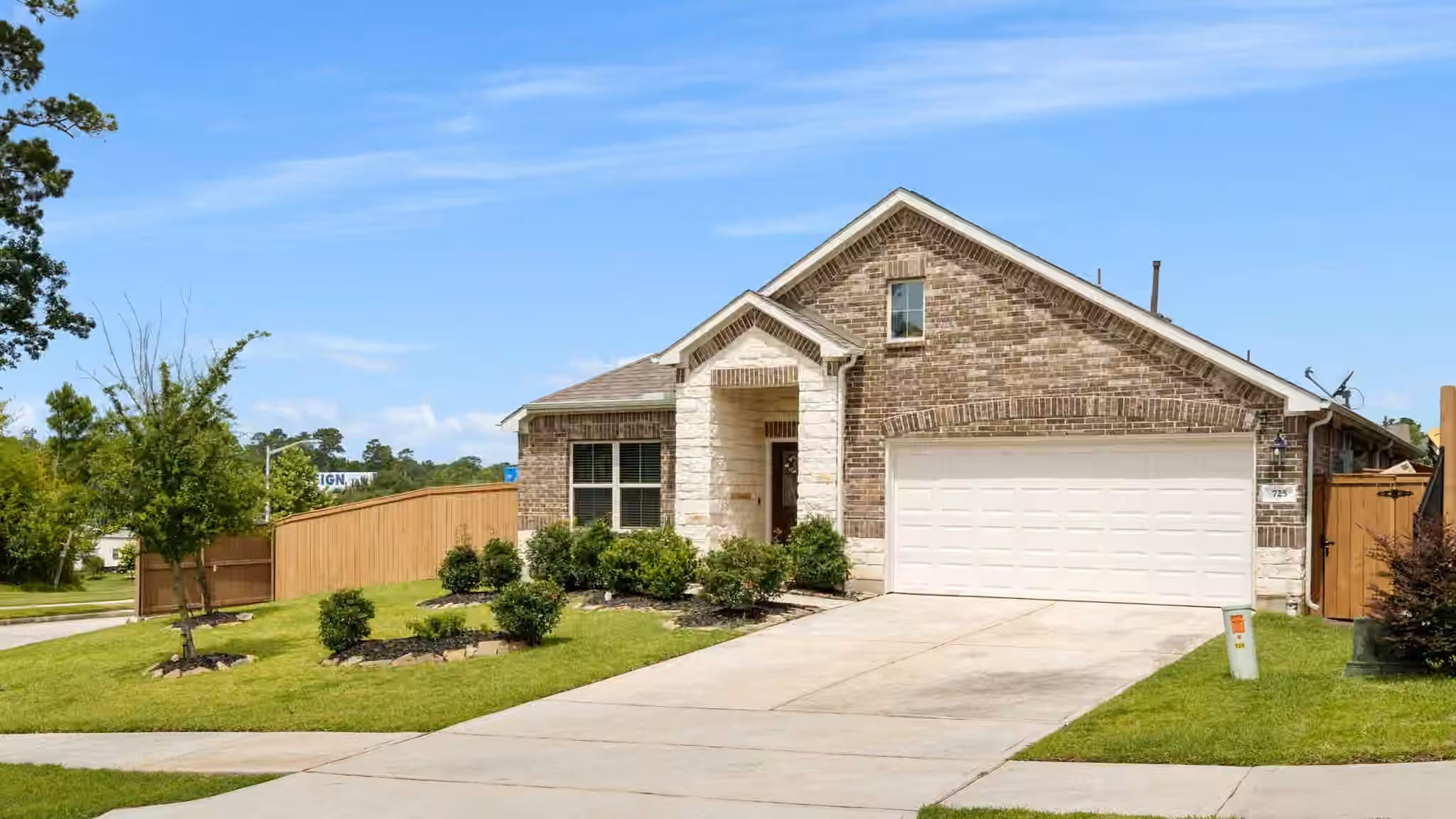 Photo 4 of 725 Yellow Birch Lane, Conroe, TX