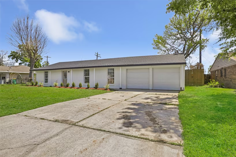 Photo 2 of 715 Pamela Drive, Baytown, TX