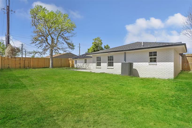 Photo 4 of 715 Pamela Drive, Baytown, TX
