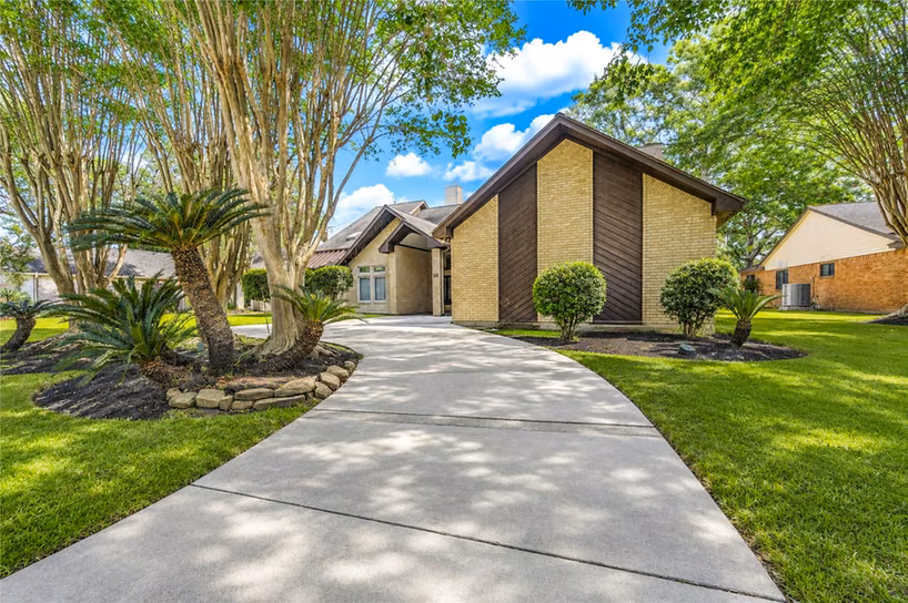 Photo 4 of 8015 Rebawood Drive, Humble, TX