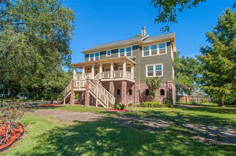 Photo of 202 Meadowlawn Street, Shoreacres, TX