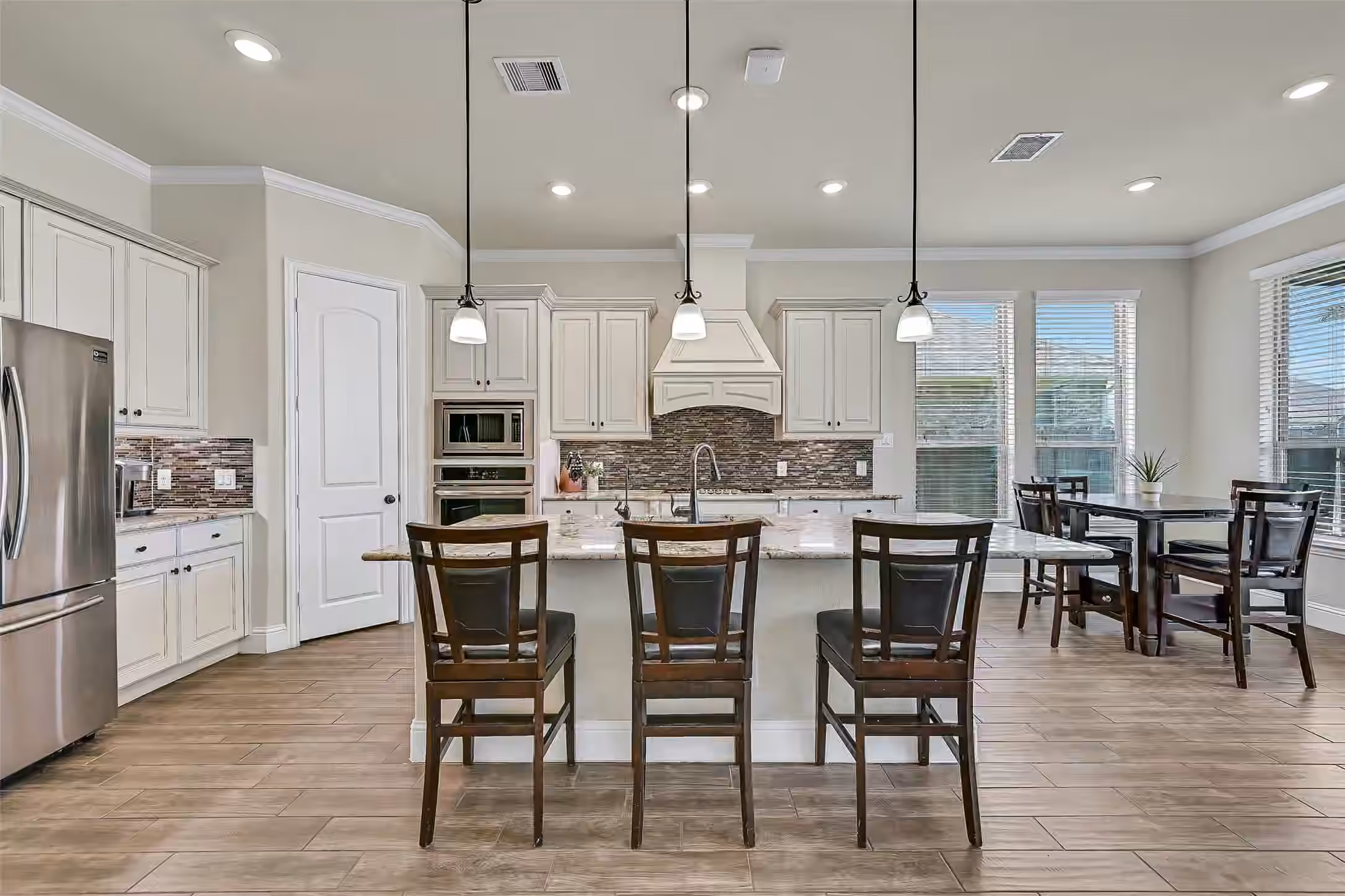 Photo 3 of 1645 Longwood Glen Lane, Friendswood, TX