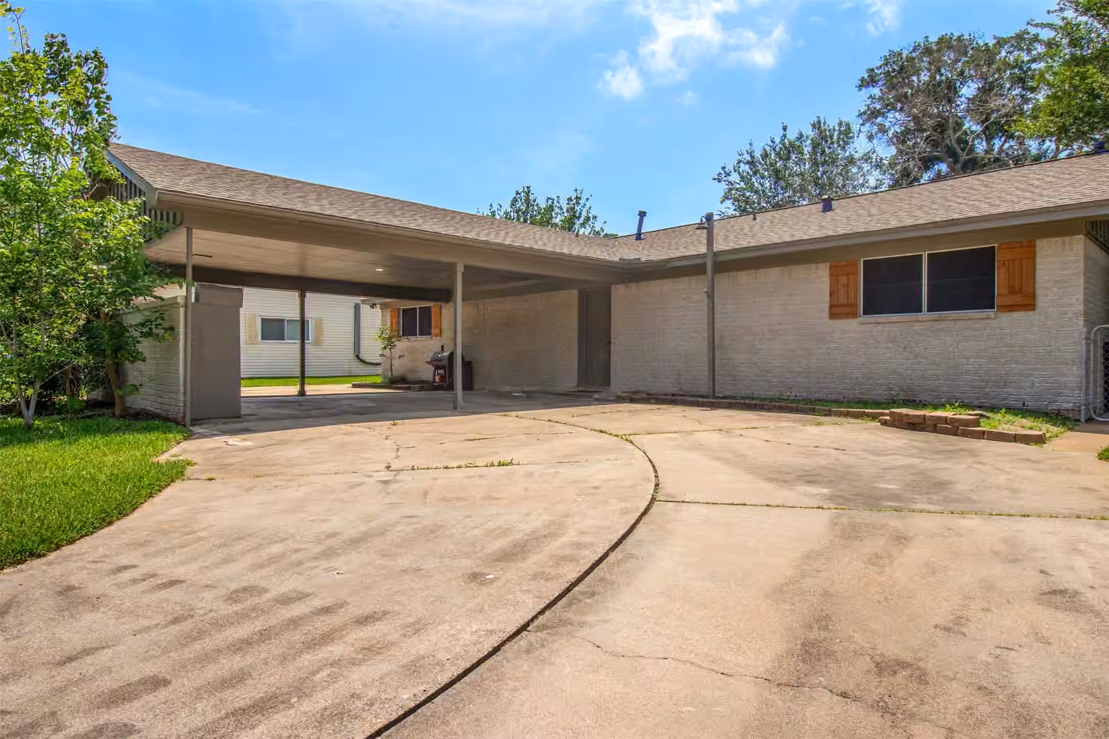 Photo 3 of 10406 Winding Trail Road, La Porte, TX