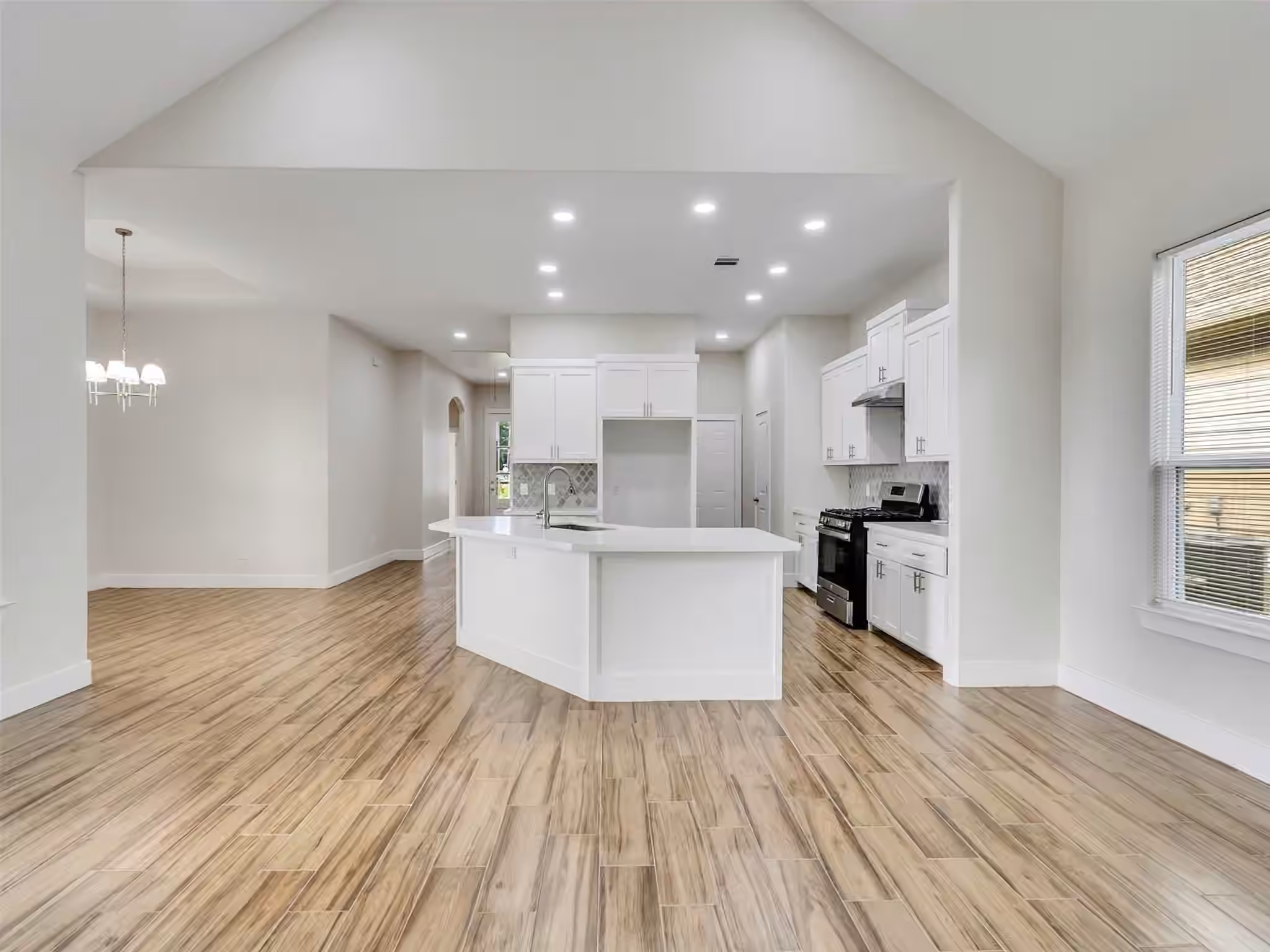 Photo 4 of 4102 Hill Avenue, Dickinson, TX