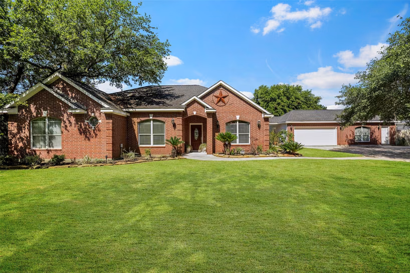 Photo of 303 Beaumont Drive, Magnolia, TX 77354