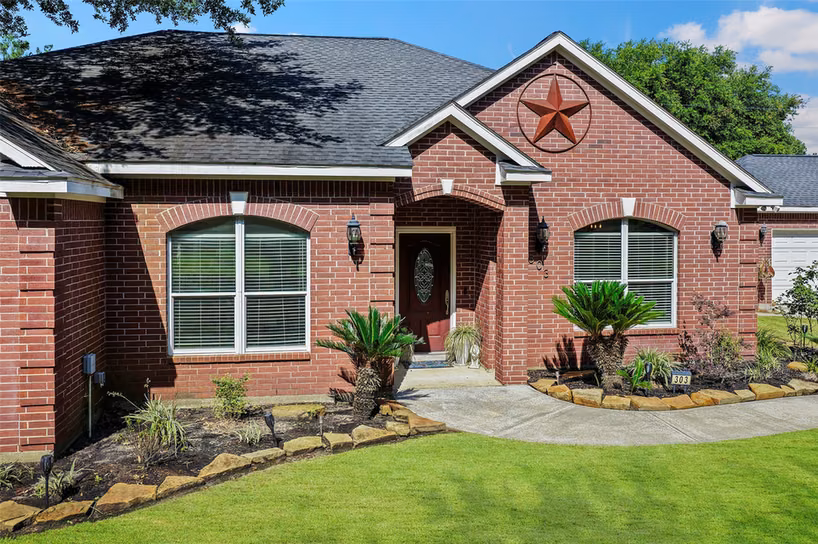 Photo 2 of 303 Beaumont Drive, Magnolia, TX