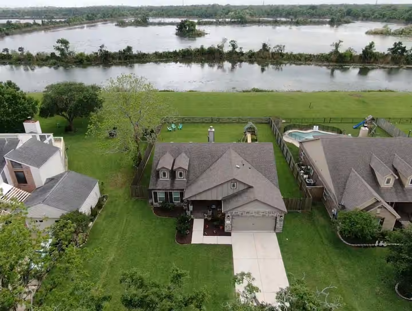 Photo 4 of 233 Twin Lakes Boulevard, West Columbia, TX